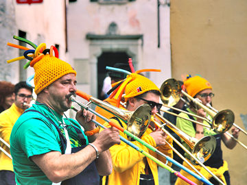 GuggenBand per le vie del centro - Dì de la Brisaola a Chiavenna